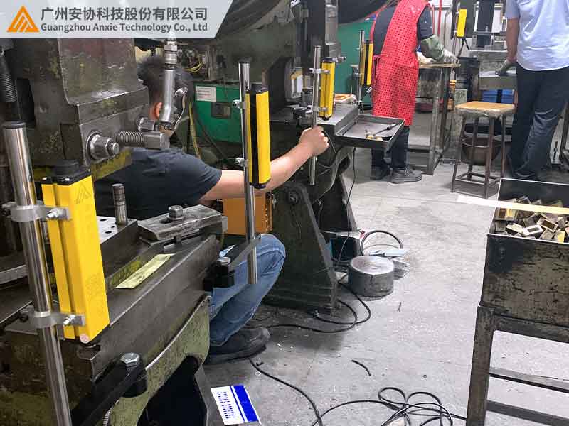 沖壓機(jī)械安全光柵選型與安裝指南