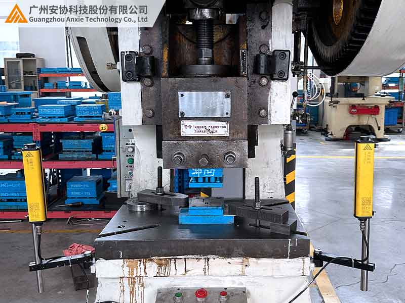 安全光柵在沖床上的防護作用解析