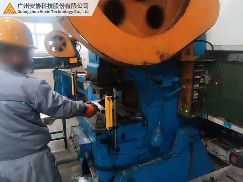 沖床安全光幕防壓手應(yīng)用案例.jpg