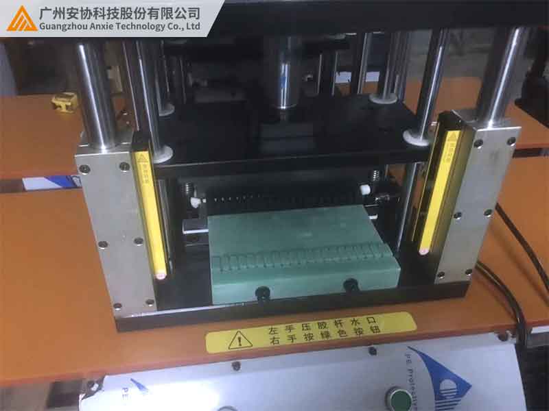 安全光幕小型沖壓設備案例.jpg