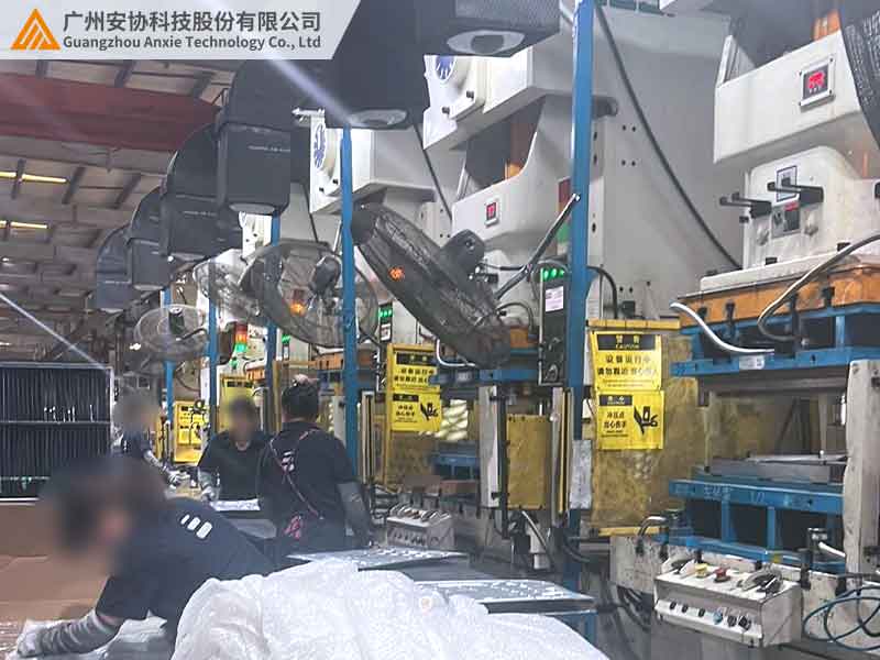 安全光幕在沖床作業(yè)案例.jpg