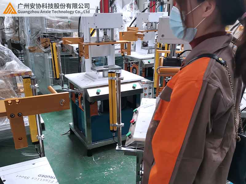 沖壓設備人手保護光柵安裝規(guī)范案例.jpg